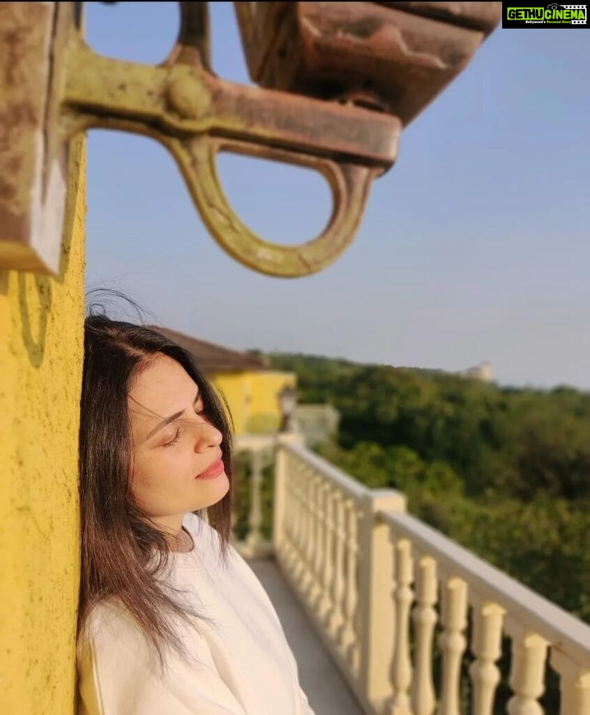 Anjana Sukhani Instagram - The magic hour @lemeridienhotels @lmmahabaleshwar #mahableshwar #sunsets ♥️ #travelphotography #actorslife Le Méridien Mahabaleshwar Resort & Spa