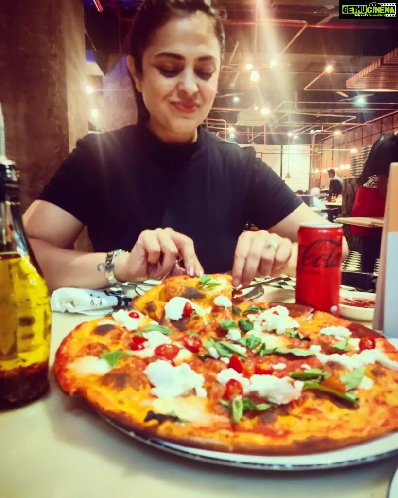 Anjana Sukhani Instagram - #pizzaaaaaaaaaaaaaaaaaaa❤️ #ilovepizza #weekendvibes #pizza #pizzalover @pizzaexpressin Pizza Express