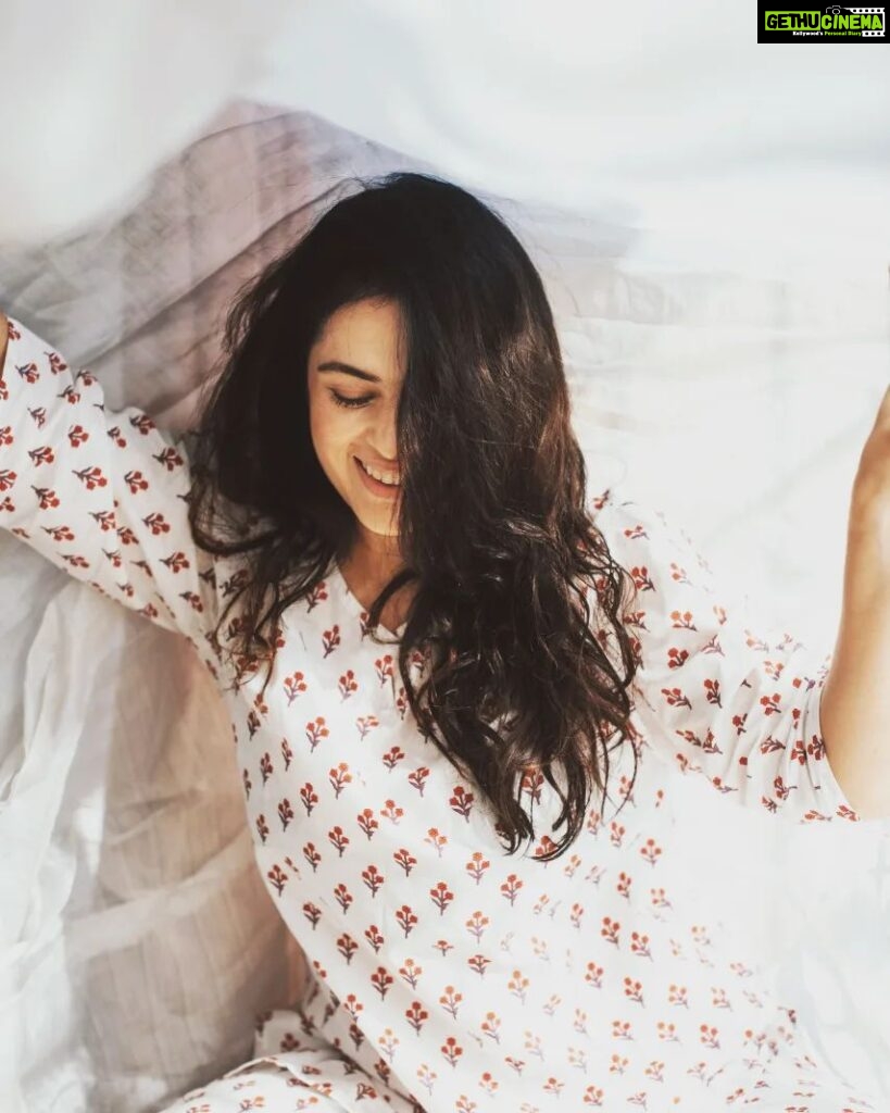 Anjana Sukhani Instagram - Good morning wali ..good night ...❤️ Kuch aaya samaj mein .... Somewhereontheearth