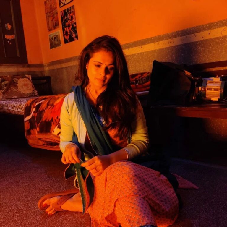 Anjana Sukhani Instagram - MILTE HAIN 8 JULY KO AAPSE! 💞⭐💓 #moodsofManisha #saasbahuaurachaarPvtLtd only on #ZEE5 Chandni Chowk