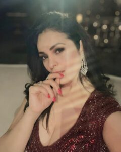 Anjana Sukhani Instagram - Bright like Glitter, Bubbly like Champagne 🍾❣️
#delhidiaries #delhiwedding #host #glamour #lovelife #delhilovers #wedding #sindhigirl #attitude #snobshots
@katalystworld