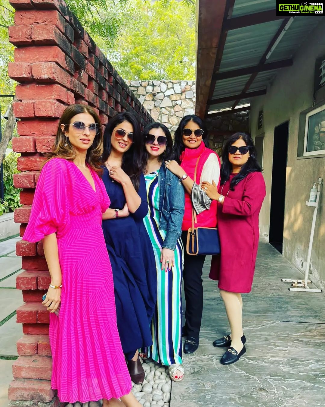 Anjana Sukhani Instagram - u had me at "I Hate tht bitch too " #galgang #,missingmygals #reunion #reunionneededpronto @mandakiniraina @swatsmalhotra @charul_suri @baidmeghna @kusumbhi @thehighstreetus Somewhereontheearth