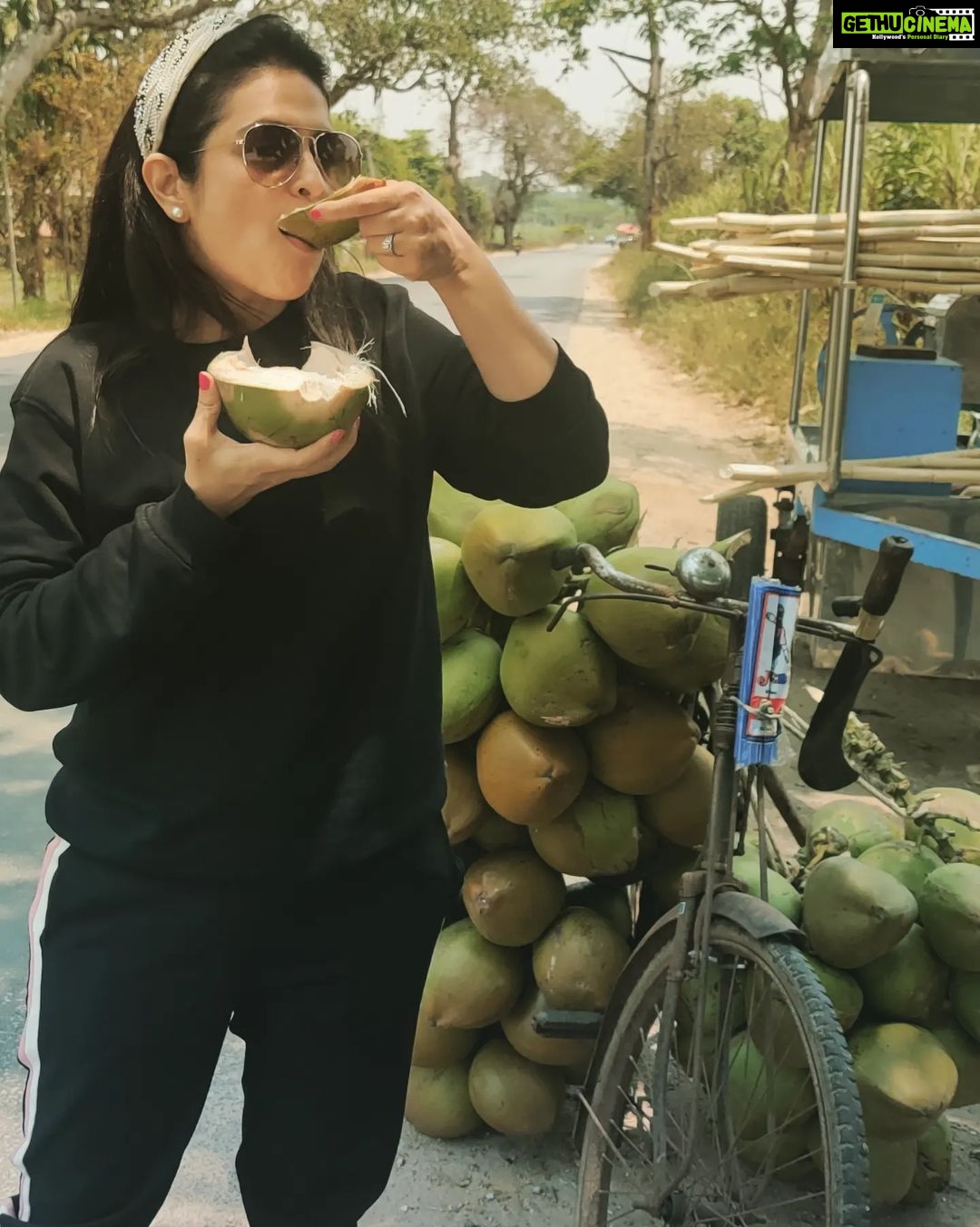 Anjana Sukhani Instagram - On a hot summer day ..all u need is some Nariyal pani And malai #travel #roadtrip #travelgram # PS ..don't wear black 🙈🙈🙈 Somewhereontheearth