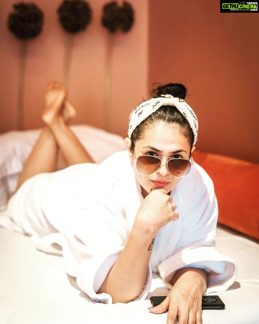 Anjana Sukhani Instagram - U Say "BATHROBE", I Say "Casual Wrap Dress ", Let's not get caught up in Details ... #hashtaghashtag #girl #girlinbathrobe #sindhigirl #anjanasukhani #Angiemusings❤️ #glam #vacayvibes Somewhereontheearth