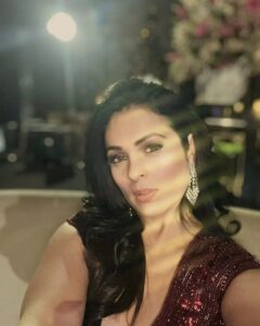 Anjana Sukhani Instagram - Bright like Glitter, Bubbly like Champagne 🍾❣️
#delhidiaries #delhiwedding #host #glamour #lovelife #delhilovers #wedding #sindhigirl #attitude #snobshots
@katalystworld