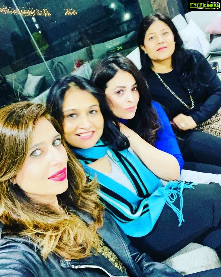 Anjana Sukhani Instagram - u had me at "I Hate tht bitch too " #galgang #,missingmygals #reunion #reunionneededpronto @mandakiniraina @swatsmalhotra @charul_suri @baidmeghna @kusumbhi @thehighstreetus Somewhereontheearth