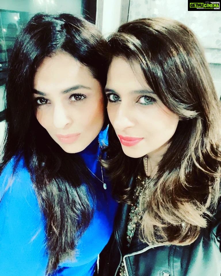 Anjana Sukhani Instagram - u had me at "I Hate tht bitch too " #galgang #,missingmygals #reunion #reunionneededpronto @mandakiniraina @swatsmalhotra @charul_suri @baidmeghna @kusumbhi @thehighstreetus Somewhereontheearth