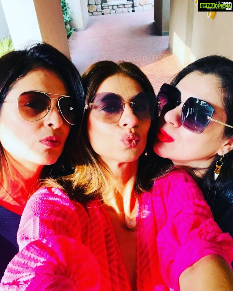 Anjana Sukhani Instagram - u had me at "I Hate tht bitch too " #galgang #,missingmygals #reunion #reunionneededpronto @mandakiniraina @swatsmalhotra @charul_suri @baidmeghna @kusumbhi @thehighstreetus Somewhereontheearth