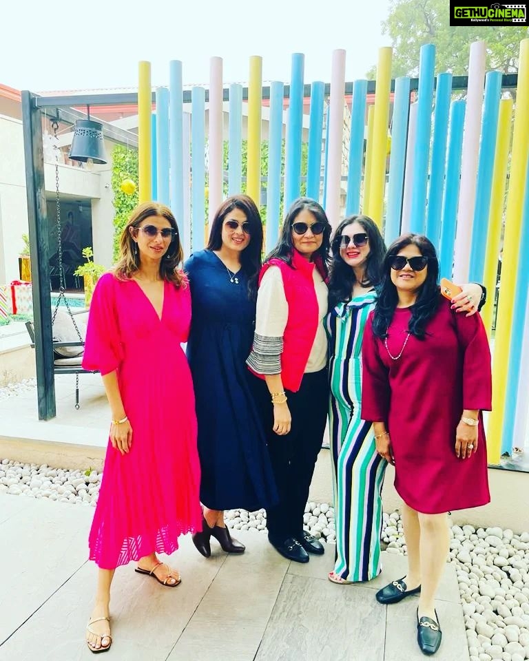 Anjana Sukhani Instagram - u had me at "I Hate tht bitch too " #galgang #,missingmygals #reunion #reunionneededpronto @mandakiniraina @swatsmalhotra @charul_suri @baidmeghna @kusumbhi @thehighstreetus Somewhereontheearth