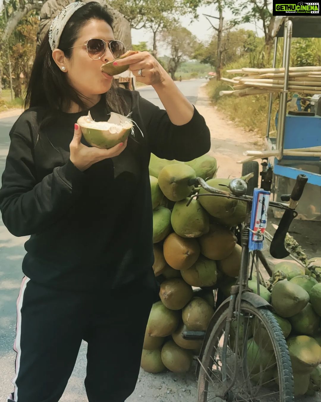 Anjana Sukhani Instagram - On a hot summer day ..all u need is some Nariyal pani And malai #travel #roadtrip #travelgram # PS ..don't wear black 🙈🙈🙈 Somewhereontheearth