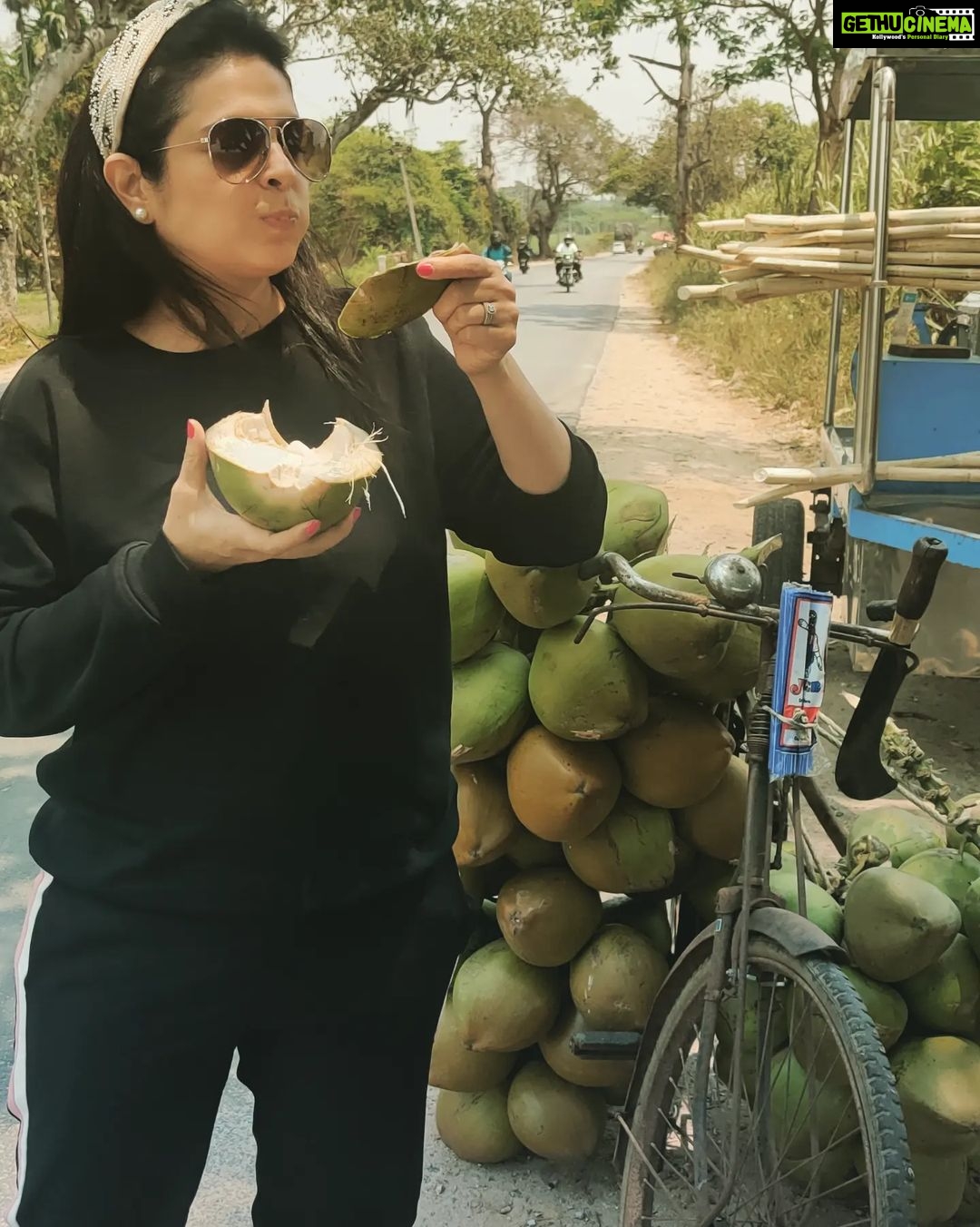 Anjana Sukhani Instagram - On a hot summer day ..all u need is some Nariyal pani And malai #travel #roadtrip #travelgram # PS ..don't wear black 🙈🙈🙈 Somewhereontheearth