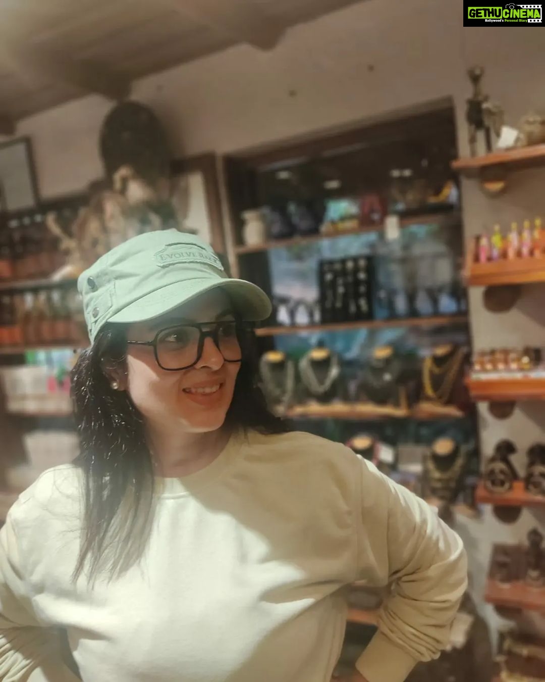 Anjana Sukhani Instagram - #shoppingstateofmind #hashtag #anjanasukhani #sindhigal #sindhi #paisa #money Evolve Back- Orange County, Coorg
