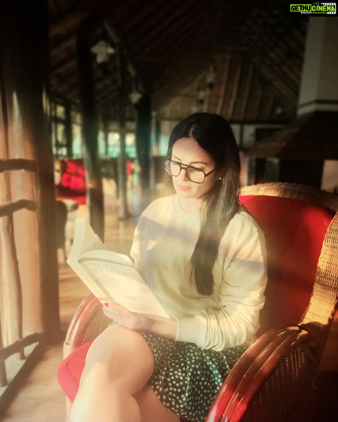 Anjana Sukhani Instagram - Books don't change people; paragraphs do... Sometimes even sentences ....John Piper #TheReadingRoom @evolvebackresorts #Coorg #Angiemusings❤️ #anjanasukhani #sindhigal #wanderer #vagabond #traveldiaries2022❤️ Evolve Back- Orange County, Coorg
