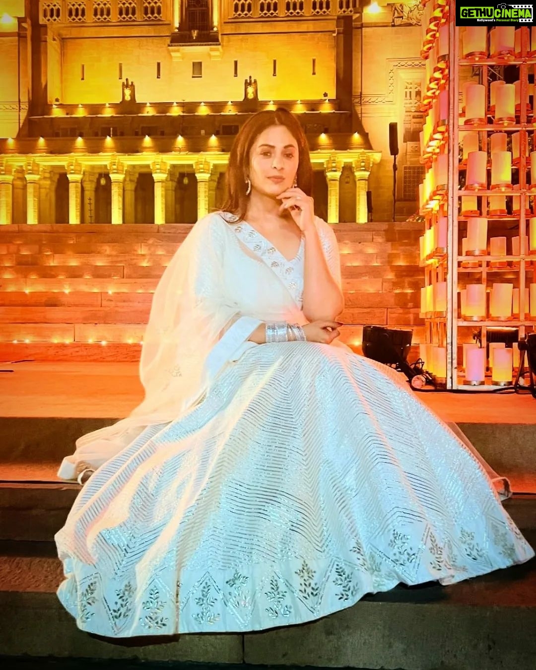 Anjana Sukhani Instagram - A loving heart glows different ❤️ #jodhpurweddings #umedpalace #sindhigirl #selflove #loveisintheair❤️ 📸 My dear @rasnakohli830 🤗❤️ umed palace,jodhpur