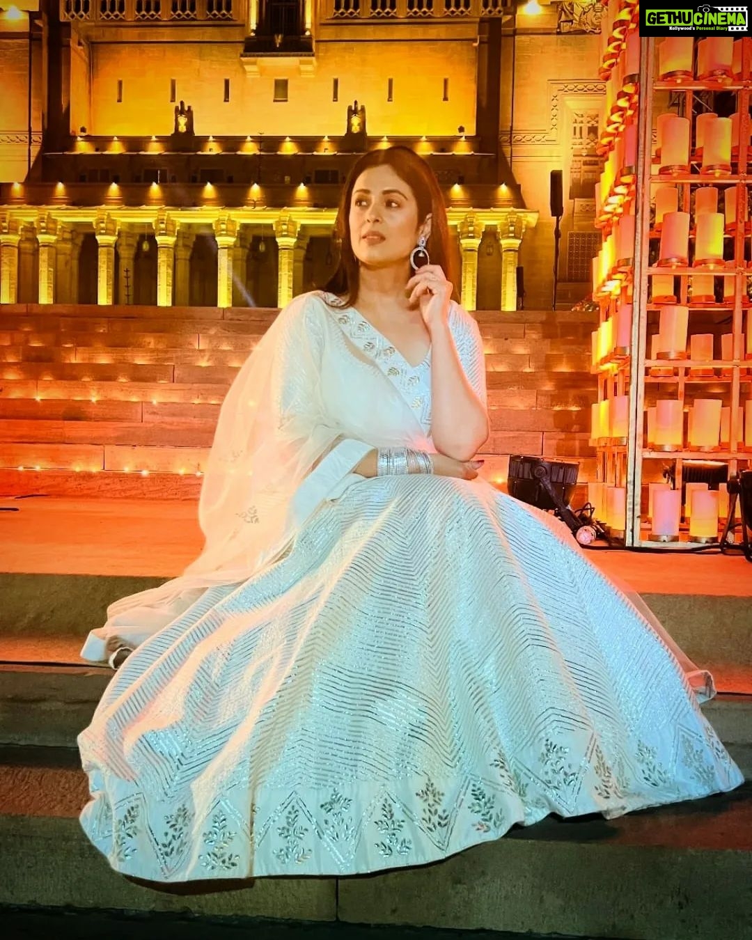 Anjana Sukhani Instagram - A loving heart glows different ❤️ #jodhpurweddings #umedpalace #sindhigirl #selflove #loveisintheair❤️ 📸 My dear @rasnakohli830 🤗❤️ umed palace,jodhpur