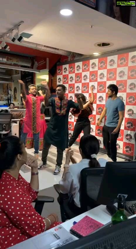 Anjana Sukhani Instagram - @pranaypachauri and I learning garba from professionals at @feverfmofficial #promotions #karmyuddhonhotstar @disneyplushotstar #30thseptember Fever 104 FM