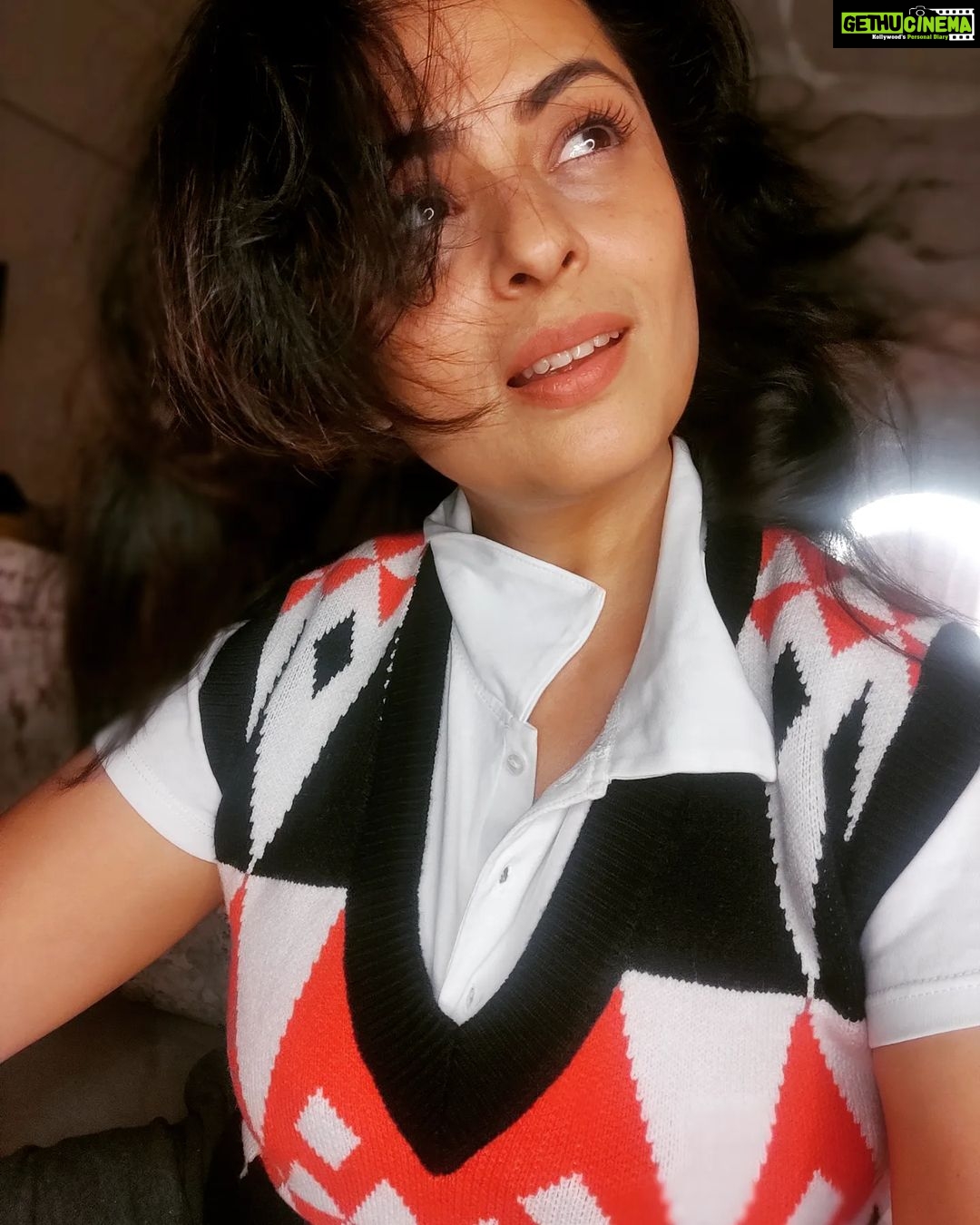Anjana Sukhani Instagram - Jab Chali thandi hawaaaaaa Jab uthi kaali ghataaaaaa Mujh ko ey jaane wafaaa Tum yaad aaye ❤️ Home Sweet Home