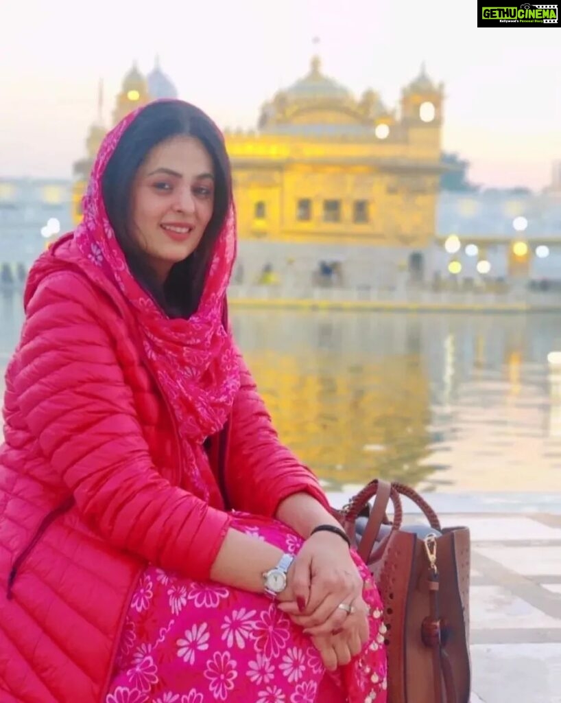 Anjana Sukhani Instagram - Sabar Karke Taan Dekh, ki Pata RABB di Bhi Oyi Razaa Hove ... Waheguru ji ❤️ Blessed in Bliss Golden Temple Amritsar Punjab India