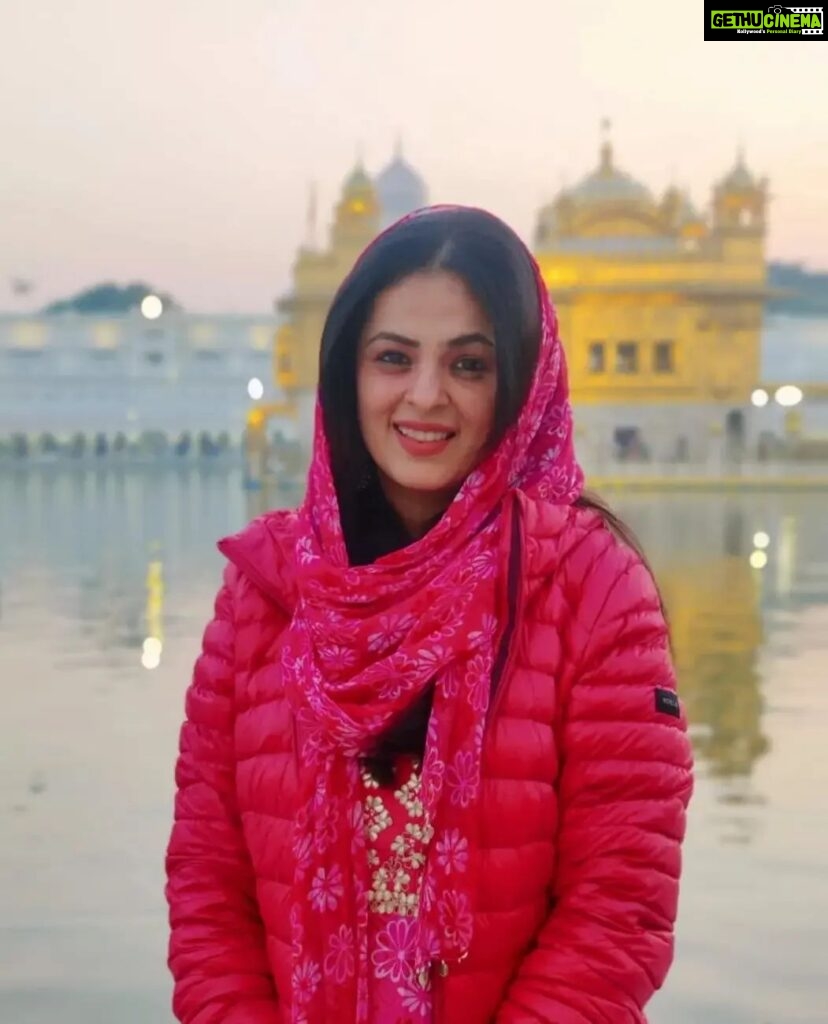 Anjana Sukhani Instagram - Sabar Karke Taan Dekh, ki Pata RABB di Bhi Oyi Razaa Hove ... Waheguru ji ❤️ Blessed in Bliss Golden Temple Amritsar Punjab India