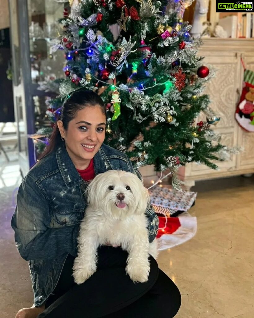 Anjana Sukhani Instagram - Wishing you all the timeless treasures of Christmas....The warmth of home, The love of family and The company of good friends 💗 #merrychristmas #merrychristmas🎄 #happytimes Khar West