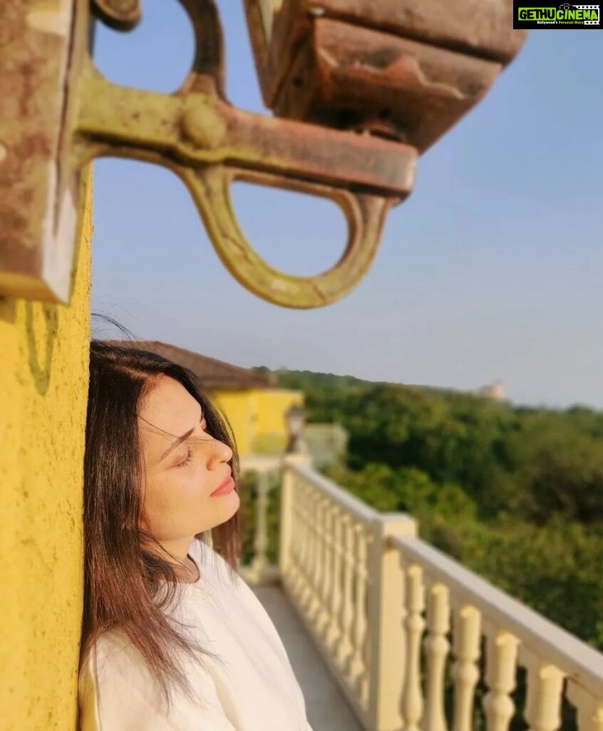 Anjana Sukhani Instagram - The magic hour @lemeridienhotels @lmmahabaleshwar #mahableshwar #sunsets ♥️ #travelphotography #actorslife Le Méridien Mahabaleshwar Resort & Spa