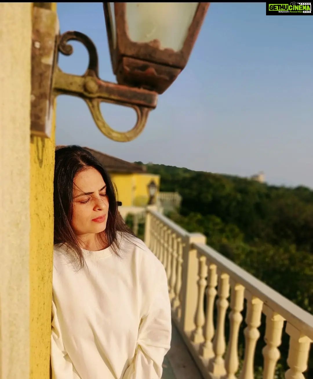 Anjana Sukhani Instagram - The magic hour @lemeridienhotels @lmmahabaleshwar #mahableshwar #sunsets ♥️ #travelphotography #actorslife Le Méridien Mahabaleshwar Resort & Spa