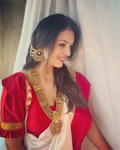Anjana Sukhani Instagram - She beats to the beauty of her wildflower heart and seashore soul....
HNM @deeartistry9 
@kri.entertainment
