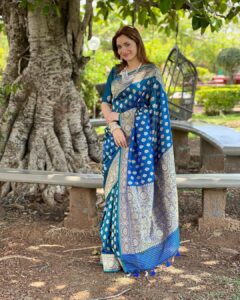 Ankita Lokhande Instagram - We can only learn to love by loving !!!
 
Styled by @hemlataa9 @stylebyhemlataa
Saree @warpnweftbysagrikarai
Necklace @diagoldbyvardagoenka
Bangles @justjeweleryindia
