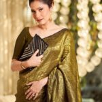 Ankita Lokhande Instagram – सिलाई आदि का निशुल्क प्रशिक्षण प्रदान कर रोज़गार दिया जा रहा है! यहाँ के खादी एवं सूती वस्त्र सुंदर तो हैं ही पर स्वास्थवर्धक, अहिंसक एवं त्वचा के अनुकूल हैं।

भारत पुनः प्रति भारत हो और कालजयी भारतीय  हस्तशिल्पों की यह समूची धरोहर हर युग मैं बनी रहे यही चल चरखा का उद्देश्य है। इस पुनीत कार्य को करने के लिए आइये चल चरखा के उत्पादो को अपना कर हज़ारों महिलाओं को आत्म निर्भर बनाये। उनके बच्चों को शिक्षा और उनके घर मे खुशियों के दीप जलाए।

#अपनापन #अहिंसा #खादी #हथकरघा #हैंडलूम #आत्मनिर्भरभारत #बुनकर #apnapan #hathkargha #handloom #handloomweavers #employment #wellbeing #harmfreeclothing #noanimalcruetly #atmanirbharbharat #vidyasagar_ji_maharaj #weaver #रोजगार #अहिंसा #स्वास्थ्य #हस्तनिर्मित_वस्त्रों #हथकरघा #हैंडलूम