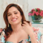 Ankita Lokhande Instagram - Sach kaha hai - you don't marry someone, you marry the entire family ❤️ @lokhandeankita @jainvick you make me believe that such love stories do exist. Even if it's a rarity, today. . . . #ankitalokhande #vickyjain #lovestory #anvikikahani #anvi #bollywood #couplegoals #reels #reelsinstagram #nayandeeprakshit