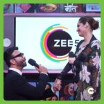 Ankita Lokhande Instagram - Kya aapko pata hai Ankita aur Vicky mein se ghar mein kiski huqumat hai aur kaun hai bheegi billi? @pritamsingh9 kholenge aise dher saare mazedaar raaz #ZEERishteyAwards ke Red Carpet मस्ती mein, sirf ZEE5 par. @lokhandeankita @jainvick