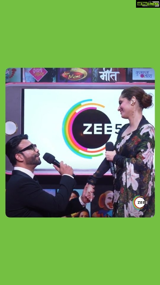 Ankita Lokhande Instagram - Kya aapko pata hai Ankita aur Vicky mein se ghar mein kiski huqumat hai aur kaun hai bheegi billi? @pritamsingh9 kholenge aise dher saare mazedaar raaz #ZEERishteyAwards ke Red Carpet मस्ती mein, sirf ZEE5 par. @lokhandeankita @jainvick