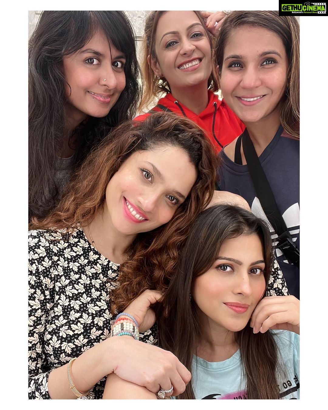 Ankita Lokhande Instagram - Kyu ki har ek friend zaroori hota hai ❤️👋