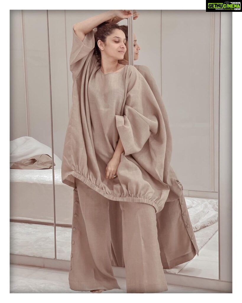 Ankita Lokhande Instagram - EDGY MINIMAL @lokhandeankita wearing @_anuki.n Beige linen cods with big bottom pants #bohochic#loungewear#chillvibes#fashiongram https://anukee.com/