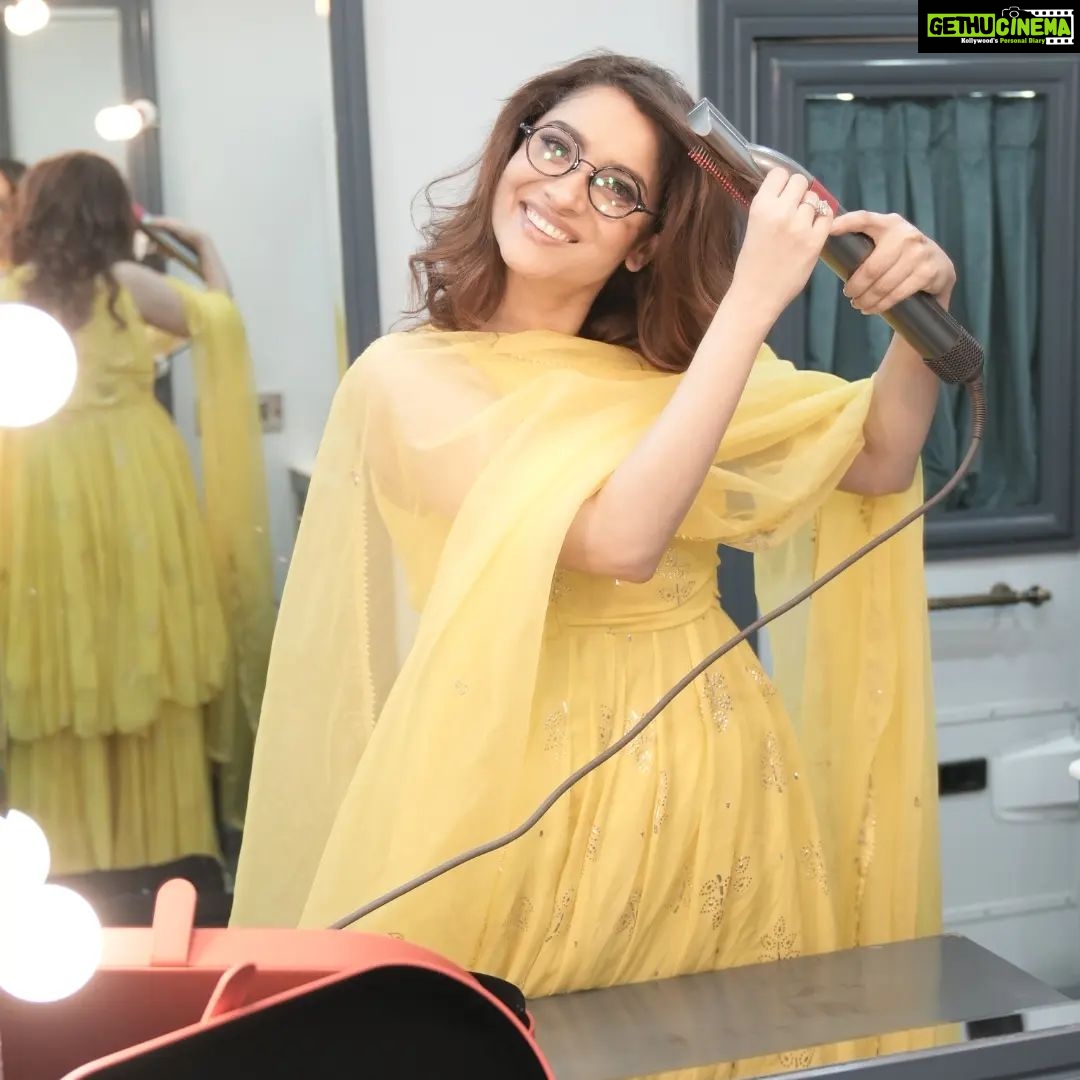 Ankita Lokhande Instagram - My everyday Multi styler is absolutely one of a kind. Curl, wave, smooth, or dry your hair with much ease and convenience with the @dyson_india Airwrap. The best part is that you get to do all this with no extreme heat damage to the hair and the brilliant coanda effect is the cherry on the cake. Dyson Multi Styler is my pleasure pick. #dysonindia #dysonairwrap Campaign by: @thedigiworx @miletalent