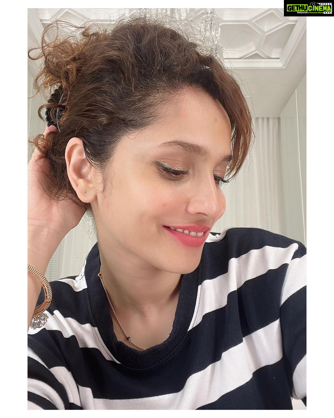 Ankita Lokhande Instagram - Kyu ki har ek friend zaroori hota hai ❤️👋