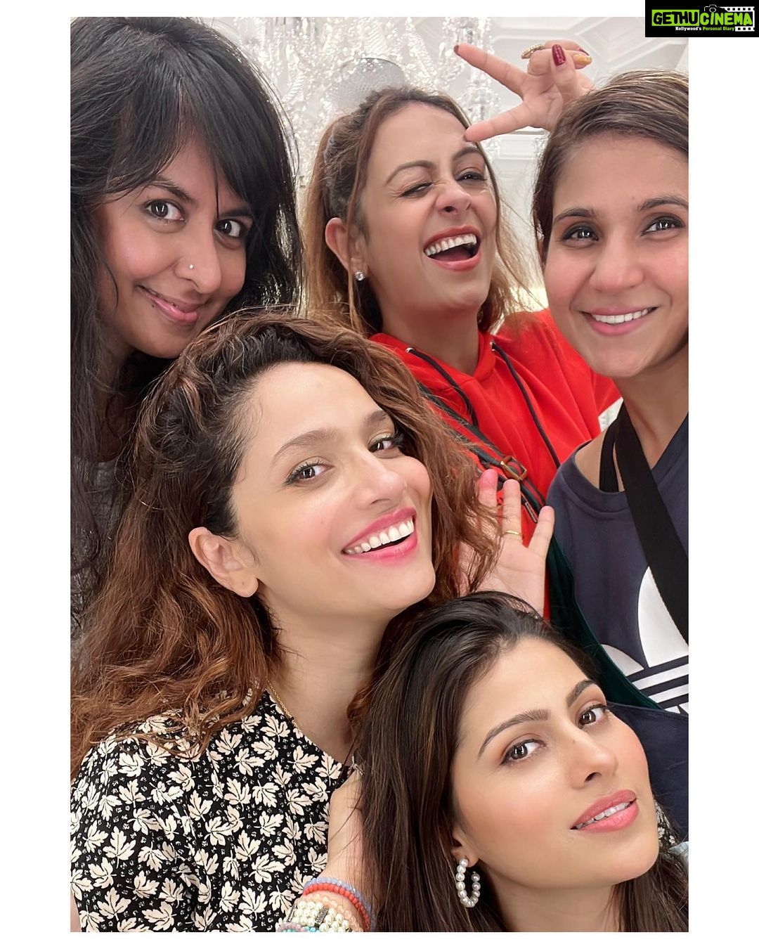 Ankita Lokhande Instagram - Kyu ki har ek friend zaroori hota hai ❤️👋