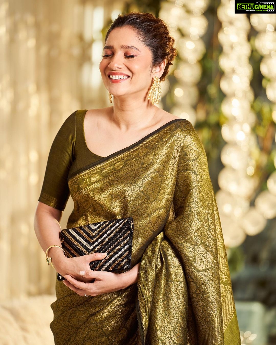Ankita Lokhande Instagram - सिलाई आदि का निशुल्क प्रशिक्षण प्रदान कर रोज़गार दिया जा रहा है! यहाँ के खादी एवं सूती वस्त्र सुंदर तो हैं ही पर स्वास्थवर्धक, अहिंसक एवं त्वचा के अनुकूल हैं। भारत पुनः प्रति भारत हो और कालजयी भारतीय हस्तशिल्पों की यह समूची धरोहर हर युग मैं बनी रहे यही चल चरखा का उद्देश्य है। इस पुनीत कार्य को करने के लिए आइये चल चरखा के उत्पादो को अपना कर हज़ारों महिलाओं को आत्म निर्भर बनाये। उनके बच्चों को शिक्षा और उनके घर मे खुशियों के दीप जलाए। #अपनापन #अहिंसा #खादी #हथकरघा #हैंडलूम #आत्मनिर्भरभारत #बुनकर #apnapan #hathkargha #handloom #handloomweavers #employment #wellbeing #harmfreeclothing #noanimalcruetly #atmanirbharbharat #vidyasagar_ji_maharaj #weaver #रोजगार #अहिंसा #स्वास्थ्य #हस्तनिर्मित_वस्त्रों #हथकरघा #हैंडलूम