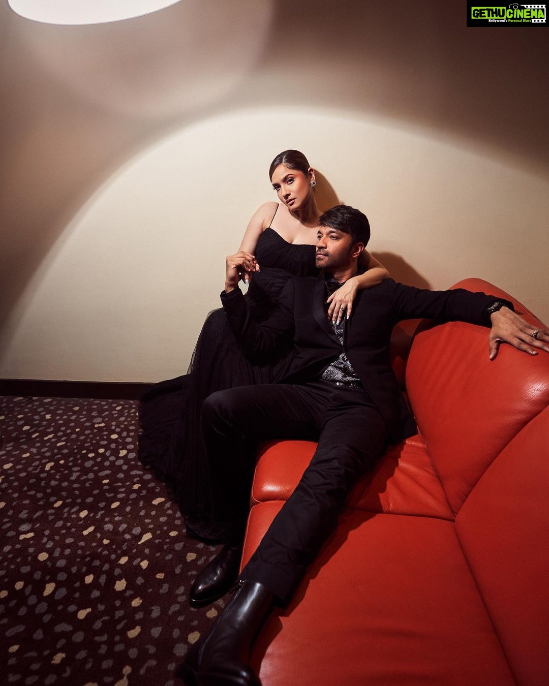 Ankita Lokhande Instagram - When u receive the award from none other than @madhuridixitnene ma’am for the most stylish couple of the year 🔥 Thanku @brandempower.in #GlobalExcellenceAwards #GEA2023 #brandempower #moststylishcouple2023 @media.raindrop Styled by - @castelino_priyanka Jewellery- @renukafinejewellerymumbai i @oakpinionpr Hair- @the_art_case_byfarah Makeup- @cashmakeupartistry Shot by - @rohitsrivastava_