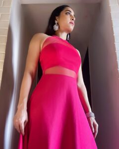 Ansha Sayed Instagram - Keep your chin up, so your crown doesn't slip !
Concept designed by @bhargavaanushree 
@urmi1309 
Hair: Renu