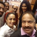 Ansha Sayed Instagram – One of those evenings when the entire team is in their element 😀
#throwback#maheshtutorials#cidteam❤