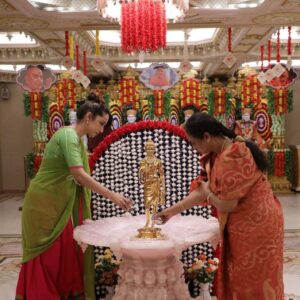 Ansha Sayed Instagram - Yesterday had the opportunity to Visit BAPS Swaminarayan temple with Mom.
Have heard not many get a chance to do Abhishek here !
Indeed Truly Blessed !