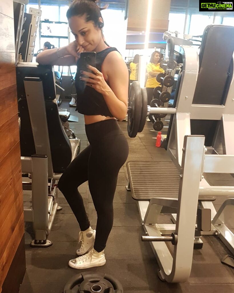 Ansha Sayed Instagram - This is Before I begin my Fav Leg workout after a break of two weeks..The first in 2020.. We might begin the new year with Aspirations..hopes and Resolutions but some things which we love should never change.. lessons learnt 📍 I hope with every year we improve ourselves, travel more..workout more and eat better !