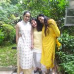 Ansha Sayed Instagram - How we walked out of the class, when one of us threw a chalk on SP Teacher 😃 सारी दूनिया में दोस्त बना लिए, पर तुम्हारे जैसा कोई नही, तुम्हारी जपपी का ही कोई मुकाबला नही । बाकी सब कुछ की तो दुर की बात है ।