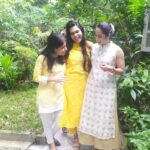 Ansha Sayed Instagram - How we walked out of the class, when one of us threw a chalk on SP Teacher 😃 सारी दूनिया में दोस्त बना लिए, पर तुम्हारे जैसा कोई नही, तुम्हारी जपपी का ही कोई मुकाबला नही । बाकी सब कुछ की तो दुर की बात है ।