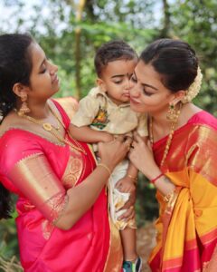 Anusree Instagram - ആദികുട്ടാ..... അപ്പേടെ പൊന്നെ....happy birthday ചക്കരെ.... ഞങ്ങടെ കുഞ്ഞുവീട്ടിലെ ആദ്യത്തെ കണ്മണി ആണ് നീ...എൻ്റെ ആദ്യത്തെ കുഞ്ഞ്❤️❤️❤️..എപ്പഴും എൻ്റെ പൊന്നിന് എന്ത് ആവശ്യത്തിനും എന്നും അപ്പ ഉണ്ടാകും .. അനൂബ് അണ്ണനെക്കാളും, രുക്കുനേക്കാളും നീ എന്നെ സ്നേഹിച്ചാൽ മതി,,അവരൊക്കെ അത് കഴിഞ്ഞ് മതി....😛😛...എന്നും എൻ്റെ പൊന്നിന് സന്തോഷത്തോടെ നമ്മുടെ കുടുംബത്തിൽ ചിരിച്ചു,കളിച്ചു ജീവിക്കാൻ കഴിയട്ടെ....എന്നും അപ്പയുടെ നെഞ്ചോട് ചേർന്ന് ഉറങ്ങാൻ കഴിയട്ടെ...എന്നും അപ്പയോടൊപ്പം ചേർന്ന് നിക്കാൻ എൻ്റെ ആദികുട്ടൻ ഉണ്ടാകട്ടെ...❤️❤️❤️💜💜💜🎂🎈🍫💝 @ananthanarayanan_luv 

#happybirthday # 2ndbirthday#  #love #nephew #loveforever #family #priority #lifelong #forever #addiction #celebration #hugs #kisses #bewithme