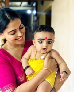 Anusree Instagram - ആദികുട്ടാ..... അപ്പേടെ പൊന്നെ....happy birthday ചക്കരെ.... ഞങ്ങടെ കുഞ്ഞുവീട്ടിലെ ആദ്യത്തെ കണ്മണി ആണ് നീ...എൻ്റെ ആദ്യത്തെ കുഞ്ഞ്❤️❤️❤️..എപ്പഴും എൻ്റെ പൊന്നിന് എന്ത് ആവശ്യത്തിനും എന്നും അപ്പ ഉണ്ടാകും .. അനൂബ് അണ്ണനെക്കാളും, രുക്കുനേക്കാളും നീ എന്നെ സ്നേഹിച്ചാൽ മതി,,അവരൊക്കെ അത് കഴിഞ്ഞ് മതി....😛😛...എന്നും എൻ്റെ പൊന്നിന് സന്തോഷത്തോടെ നമ്മുടെ കുടുംബത്തിൽ ചിരിച്ചു,കളിച്ചു ജീവിക്കാൻ കഴിയട്ടെ....എന്നും അപ്പയുടെ നെഞ്ചോട് ചേർന്ന് ഉറങ്ങാൻ കഴിയട്ടെ...എന്നും അപ്പയോടൊപ്പം ചേർന്ന് നിക്കാൻ എൻ്റെ ആദികുട്ടൻ ഉണ്ടാകട്ടെ...❤️❤️❤️💜💜💜🎂🎈🍫💝 @ananthanarayanan_luv 

#happybirthday # 2ndbirthday#  #love #nephew #loveforever #family #priority #lifelong #forever #addiction #celebration #hugs #kisses #bewithme