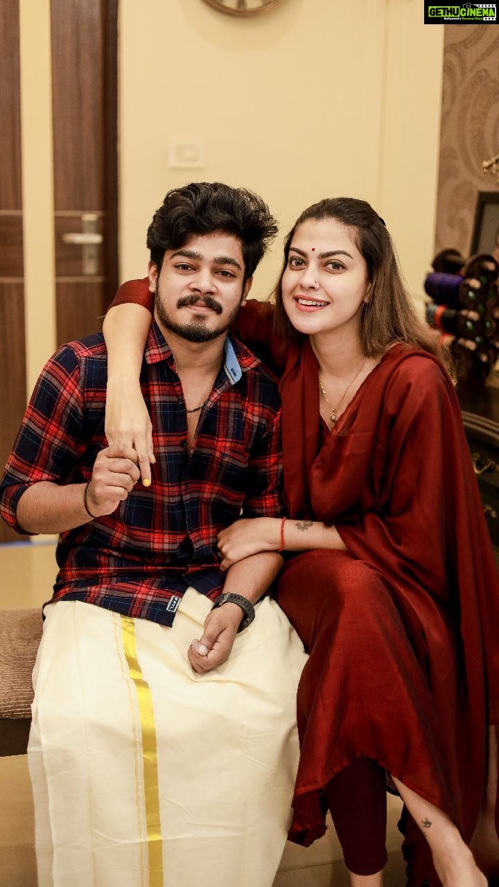 Anusree - 67K Likes - Reel duet with Birthday Boy....
എത്ര വിളിച്ചാലും... എന്തു പറഞ്ഞാലും
എന്നോടെന്തിനീ നീരസം....
എത്ര നുകർന്നാലും തീരാത്ത പൂ തരാം
എന്തേ നിനക്കിത്ര താമസം...
എന്തേ നിനക്കിത്ര താമസം....
Video @mahesh_bhai
Edit @im.jishnu
#reelsvideos #réel #reelsindia #reellife #reelsinstagram😍 #reelskarofeelkaro #newreel #reellove #reelfriend#reelpartner #duet #birthdayboy #reellovers❤️