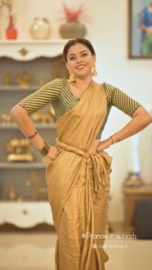Anusree Instagram - പരുമല ചെരുവിൽ....😁

Going with the trend....just for fun....I'm not trying to imitate urvashi chechi 's iconic performance...it is a trending song so watch and smile hehhehe😋....

Video @pranavcsubash_photography 
Cut& Edit @abhishek.g_a
MaH @pinkyvisal 
Stylist @sabarinathk_ 
Earring @varuthri_findings 

#reels
#reelsinstagram #reelsviral#reelkrofeelkro
#actress #accessories #earrings #saree #varuthrifindings