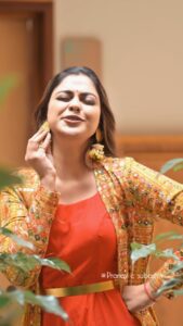 Anusree Instagram - അവനൊന്നു മിണ്ടുമെങ്കിൽ
അല തല്ലുമെൻ്റെ സ്നേഹം...
അവനൊന്നു തേടുമെങ്കിൽ
കൊതി തുള്ളുമെൻ്റെ മോഹം....

Video @pranavcsubash_photography 
Cut&edit @abhishek.g_a 
MuH @mukeshmuralimakeover 
Stylist @sabarinathk_